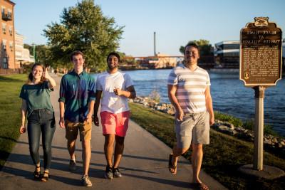 The Beloit Riverwalk is used by walkers 和 bicyclists alike.